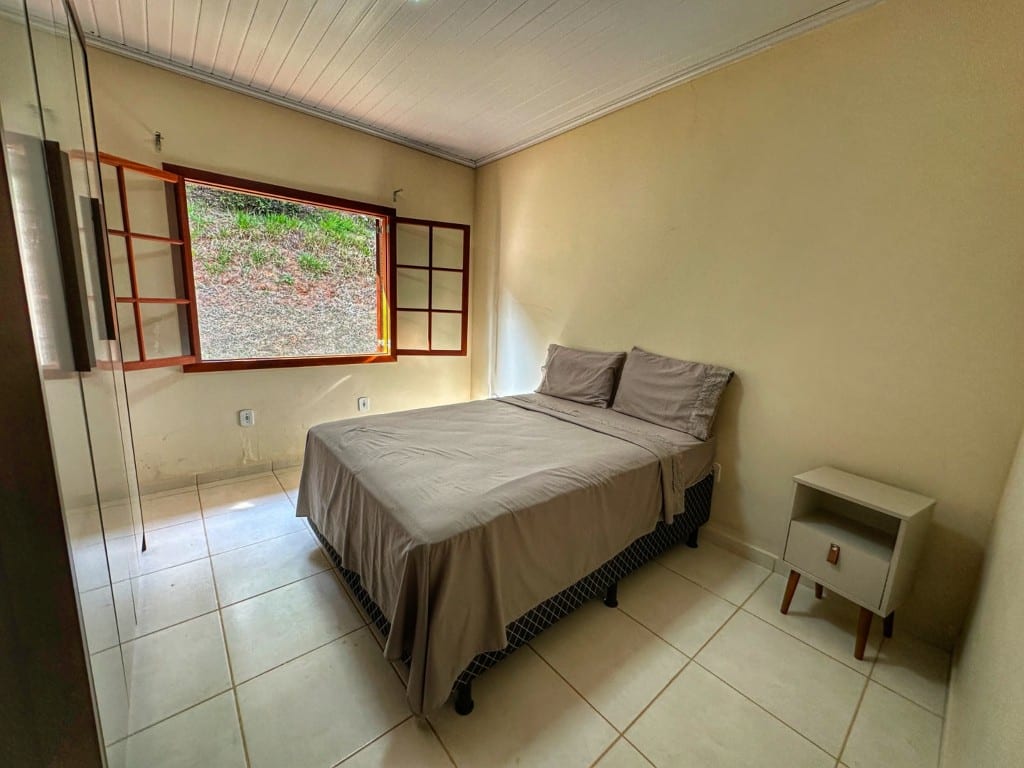 Quarto da Casa Encanto da Mata com janela para a mata