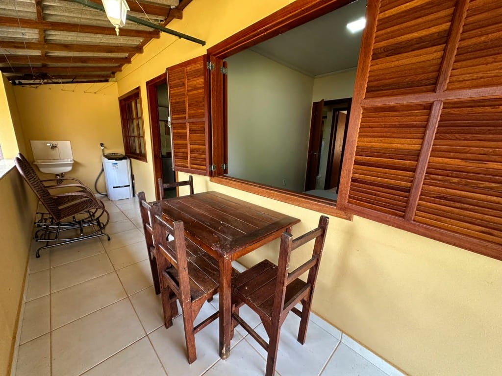 Varanda da Casa Vista Verde com mesa e janela para a mata