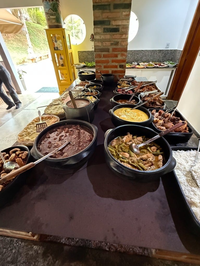 Buffet de comida mineira no fogão a lenha do restaurante