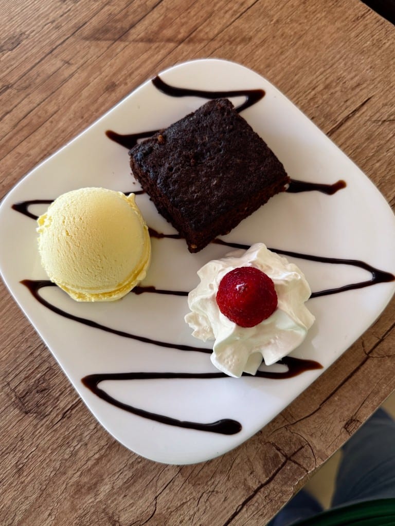Brownie com sorvete e chantilly na sorveteria do parque